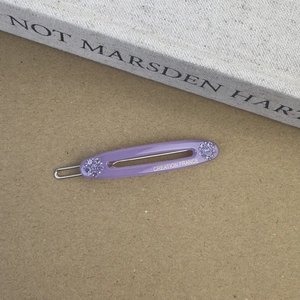 Barrette ovale en acétate violet avec strass brillants et inscription Creation France