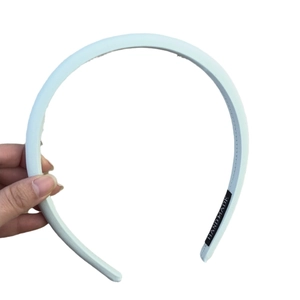 Serre-tête minimaliste en tissu éponge bleu clair avec étiquette faite à la main