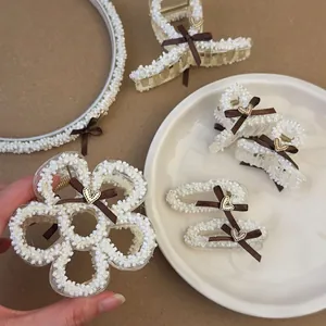 Set di fermagli per capelli con fiocco marrone, perle e cerchietto floreale chic