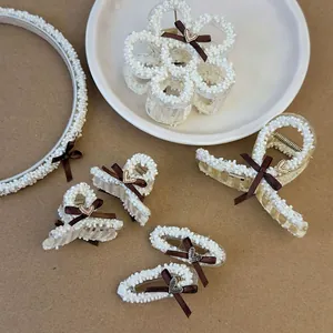 Set mollette per capelli con fiocco marrone francese, perle e accessori eleganti da donna