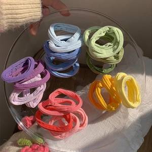 Lot de 5 chouchous macaron à haute élasticité dans un plateau en verre sur nappe dentelle