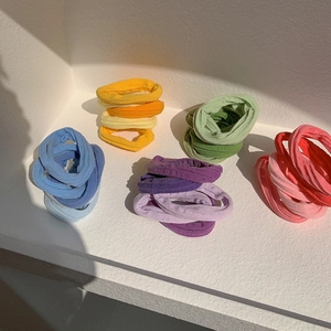 Lot de 5 chouchous colorés à haute élasticité en teintes assorties sur fond blanc pur