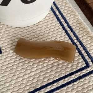 Dettaglio ravvicinato del fermaglio per capelli ambra ondulato con incisione France