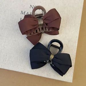 Pince à cheveux élégante avec nœud de style français en texture soie marron foncé et noir