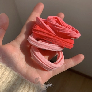 Détail d'élastiques à cheveux macaron épais avec texture côtelée et haute élasticité