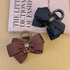 Pinces à cheveux élégantes avec nœuds en satin noir et marron et détail en fil doré