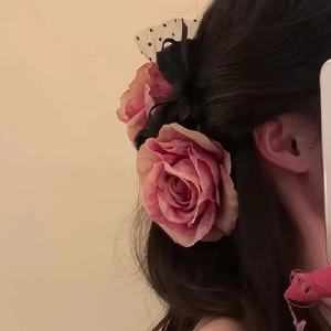 Pince à cheveux rose romantique avec nœud en soie noire et résille à pois pour coiffures
