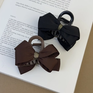 Pinces à cheveux nœud satin élégantes en noir et marron avec détails en fil doré
