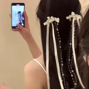 Pince à cheveux avec nœud en ruban blanc et glands perlés longs ornés de cœurs sur cheveux
