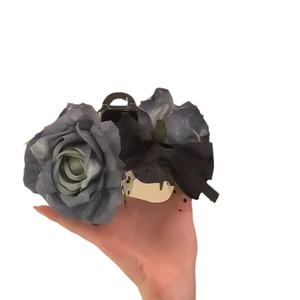 Pince à cheveux élégante avec roses bleu-gris et nœud en maille noire pour femmes