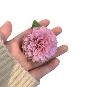 Barrette fleurie pompon rose style français avec feuille verte pour look printanier