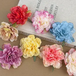Barrettes pivoine artificielles en 8 couleurs variées sur fond de livre de style vintage