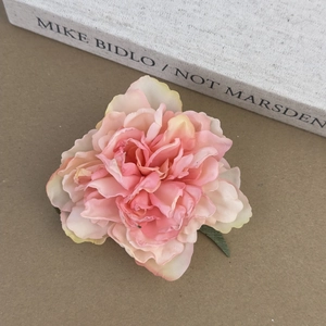 Détail macro de la pince à cheveux pivoine rose avec pétales réalistes et dégradé naturel