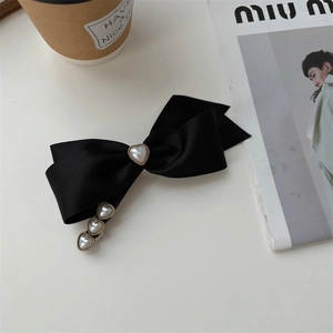 Elegante fermaglio per capelli in raso nero con perle a cuore in stile lifestyle