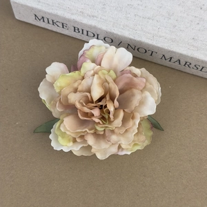 Détail montrant la texture du tissu de la pince à cheveux vintage fleur de pivoine