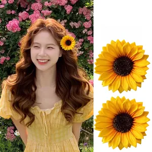 Détail macro d'une pince à cheveux tournesol jaune avec texture en tissu pour les vacances