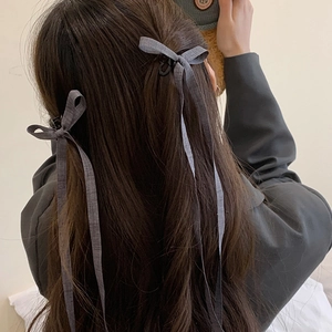 Paire de pinces à cheveux élégantes avec longs rubans gris foncé au style ballet