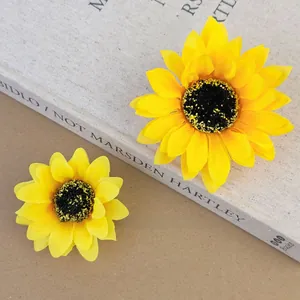 Détail de pinces à cheveux tournesol en tissu jaune vif, grandes et petites tailles