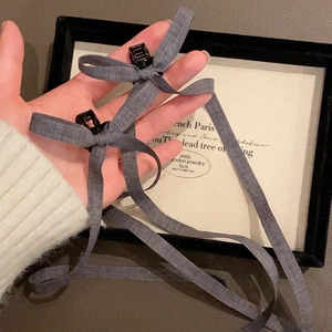 Paire de pinces à cheveux élégantes avec nœuds en ruban bleu gris et petites griffes