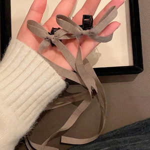 Détail de deux barrettes à ruban taupe avec mini-pinces noires style ballet chic