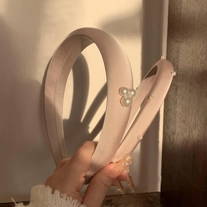 Eleganter Satin Künstliche Perle Haarband Gepolsterter Schwamm Haarreif Für Damen Gesichtswaschen Täglich Einfacher Koreanischer Haarschmuck