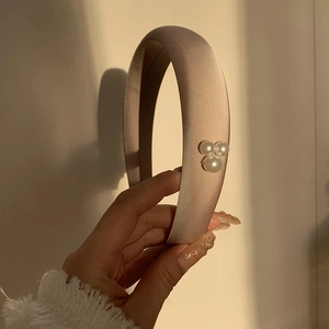 Eleganter dicker satinierter Haarreif in Champagner-Rosa mit drei weißen Perlen