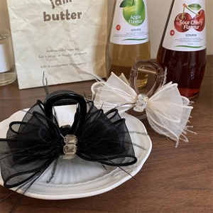 Set di pinze per capelli con fiocco in pizzo, piume e cristalli in nero e color crema