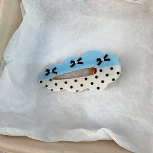 Barrette en forme de nuage bleu et à pois avec des nœuds noirs et des perles