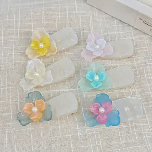 Set de seis pinzas para el pelo con flores de acetato de colores y perlas finas