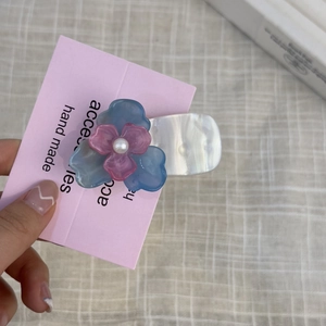 Pinza para el pelo floral de acetato con pétalos de resina rosa y azul y perla