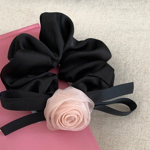 Chouchou en satin de style français avec rose en organza rose et ruban noir