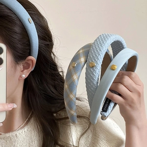 Serre-tête en tissu bleu clair avec détails dorés et style élégant pour femmes