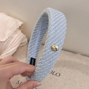 Serre-tête large tissé bleu clair avec boucle dorée pour un style élégant et doux
