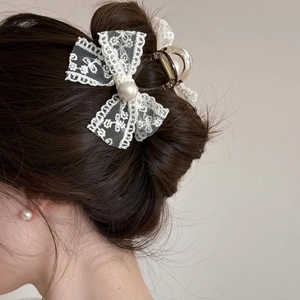 Pinza per capelli con fiocco in pizzo bianco e perla per un'acconciatura raffinata