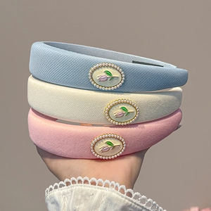 Trois serre-têtes élégants avec perles et tulipes en bleu clair, blanc et rose
