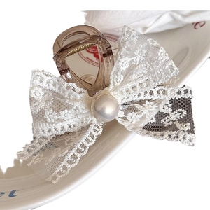 Elegante fermaglio per capelli con fiocco in pizzo bianco e perla su base in acrilico