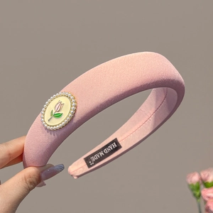 Détail d'un serre-tête tulipe rose avec perles et étiquette intérieure faite à la main