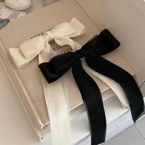 Barrette à cheveux élégante en organza avec de longs rubans en blanc cassé et noir chic