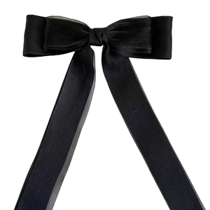 Pince à cheveux élégante en satin noir avec grand nœud et longs rubans pour femmes