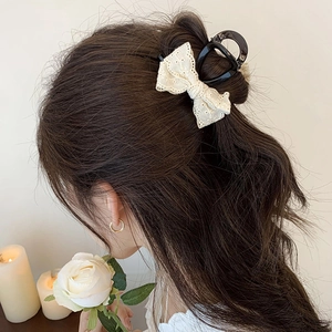 Pince à cheveux élégante avec nœud en dentelle blanche, taille moyenne sur cheveux bouclés