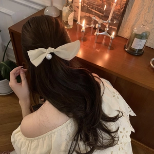 Eleganter Haargummi mit creme-weißer Organzaschleife und großer Perle für Frauen