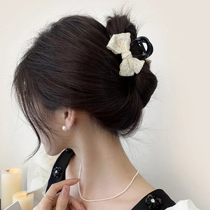 Pince à cheveux élégante en dentelle blanc cassé avec nœud pour femme, idéale pour demi-queue