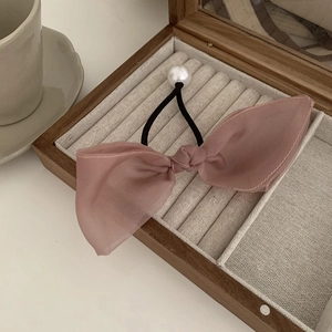 Detailansicht des Haargummis aus hellrosa Organza mit einer polierten weißen Kunstperle