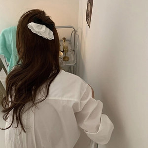 Barrette élégante en velours noir et dentelle blanche brodée portée par un mannequin