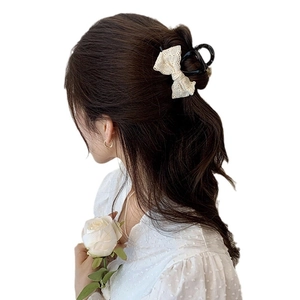 Pince à cheveux élégante en résine avec nœud en dentelle crème brodé pour femmes chic