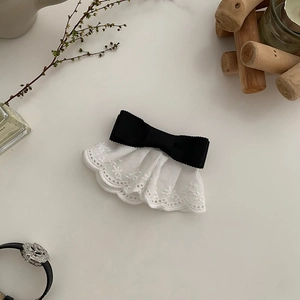 Pince à cheveux élégante avec nœud noir et dentelle blanche plissée à fleurs brodées
