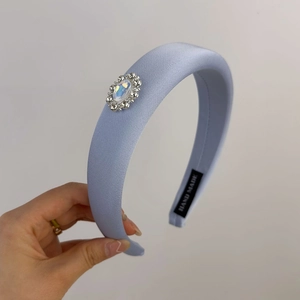 Serre-tête rembourré en satin bleu clair de style français avec strass et perles papillon
