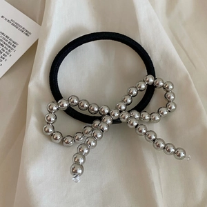 Élastique à cheveux style ballet avec nœud en perles argentées sur ruban noir