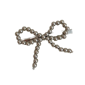 Pince à cheveux nœud en perles argentées avec fermoir bec de canard style ballerine