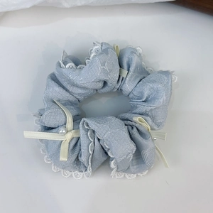 Elastico per capelli in pizzo azzurro con fiocchi crema e perle per code di cavallo